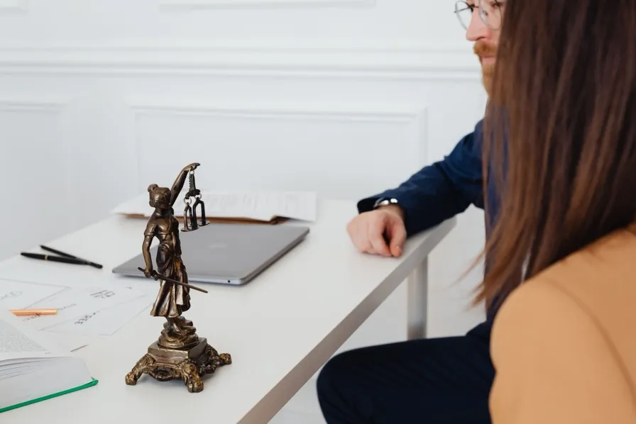Statuette de la justice sur un bureau d’avocat, illustrant le projet de Maître Sandra Raymond, avocate à Marseille
